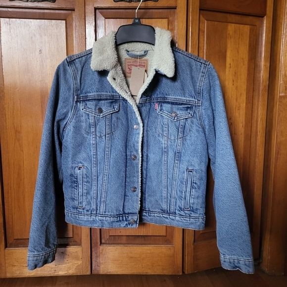WOMENS LEVI'S DENIM COAT. SIZE MEDIUM. NEW WITH TAGS! FIRM VERY LOW PRICE. - Picture 1 of 5